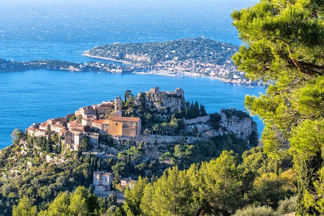 Day Trip: Guided tour of Monaco and Eze, sightseeing . - Vieux Monaco and the 11:55 changing of the guard moment