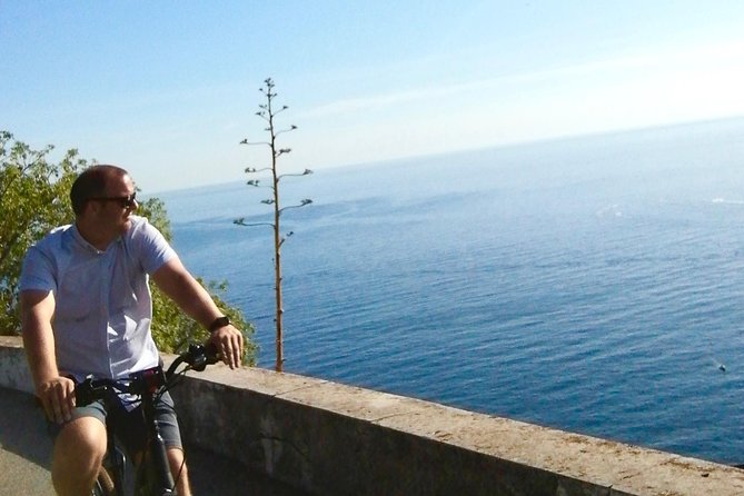 Fantastic Villefranche's Bay & Cape - E-Bike Tour from Nice - Stop 5: Villefranche-sur-Mer old town streets and the Rue obscure