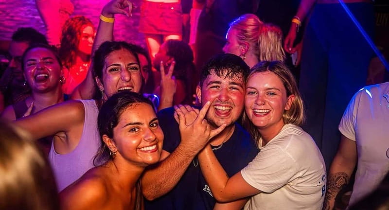 Nice: Bar/Pub Crawl with Free Shots and VIP Entry - The Old Town Walk: Sightseeing While You Move