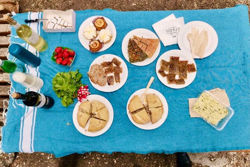 Nice: Food and Wine Old Town Guided Walking Tour - Castle Hill picnic at Colline du Château: the finish you feel in your bones